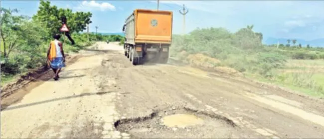రోడ్లు విధ్వంసం