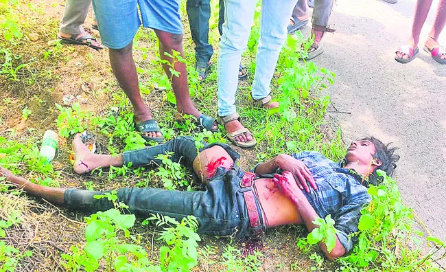 బైక్ను ఢీకొట్టిన సిమెంట్ ట్యాంకర్