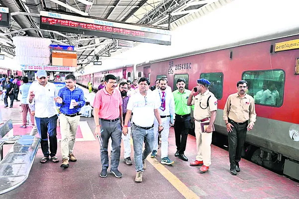 రైల్వేస్టేషన్‌లో ప్రయాణికుల సదుపాయాల పరిశీలన 