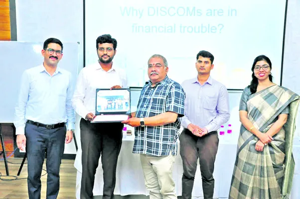 వినియోగదారులతోసౌమ్యంగా మెలగాలి