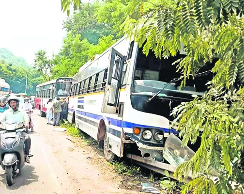 రెయిలింగ్‌పైకి దూసుకెళ్లిన ఆర్టీసీ బస్సు 