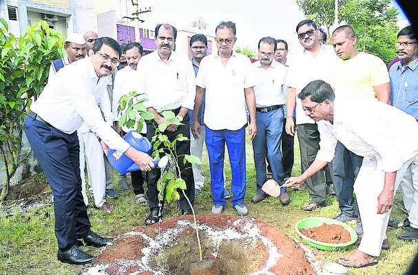 ప్రతి ఒక్కరూ చెట్లను దత్తత తీసుకోవాలి