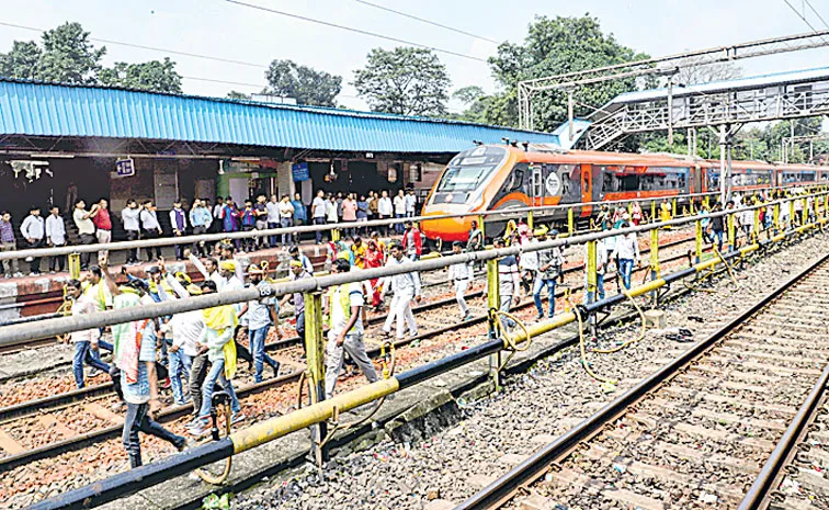 Rail traffic disrupted in Jharkhand due to Kudmi agitation