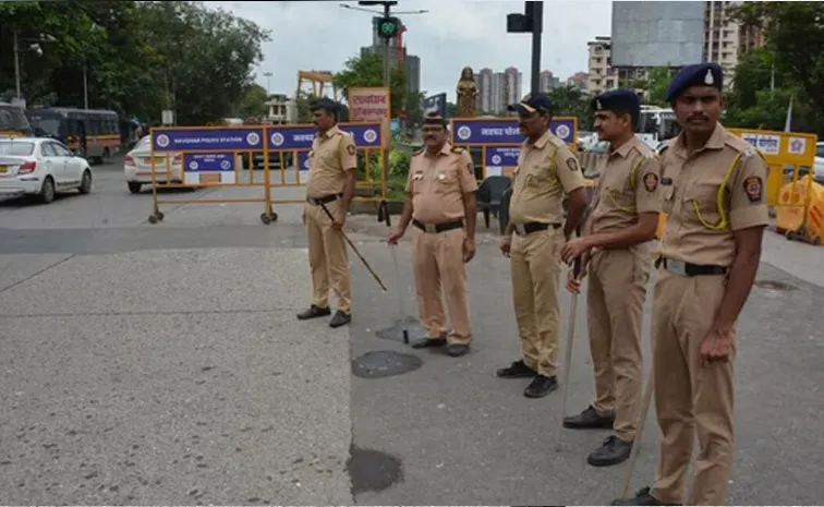 Policemen Stop 19 Year old Girl From Committing Suicide