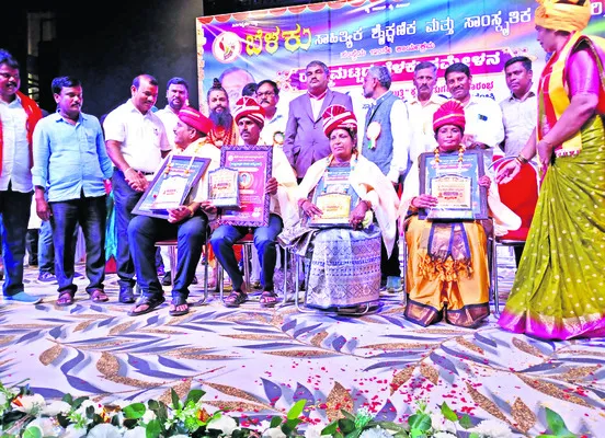 కన్నడ భాషకు ప్రోత్సాహం ఇవ్వాలి 