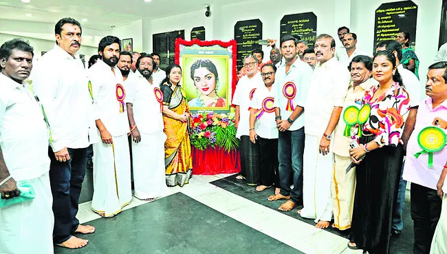 నటీనటుల గురించి అసత్యాలు మాట్లాడితే.. 