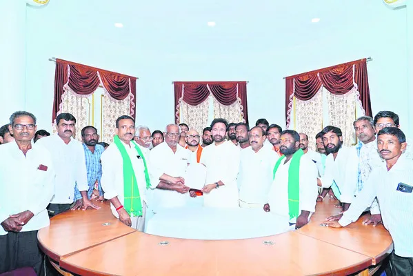 రీజినల్‌ రింగ్‌రోడ్డు అలైన్‌మెంట్‌ మార్చాలి