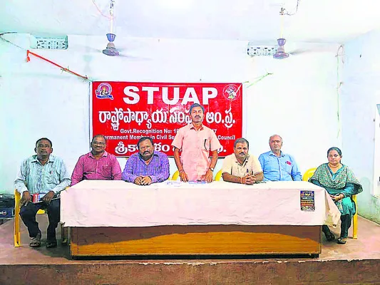 ఉద్యోగులను మోసగిస్తున్న ప్రభుత్వం 