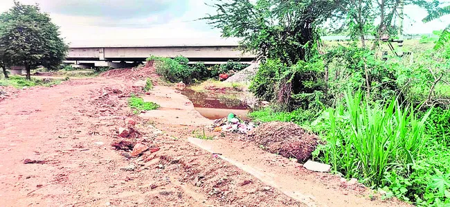 ఎక్స్‌ప్రెస్‌ హైవే అధికారుల నిర్లక్ష్యం