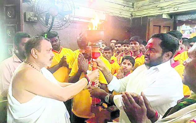పండుగల దృష్ట్యా ప్రత్యేక రైళ్లు