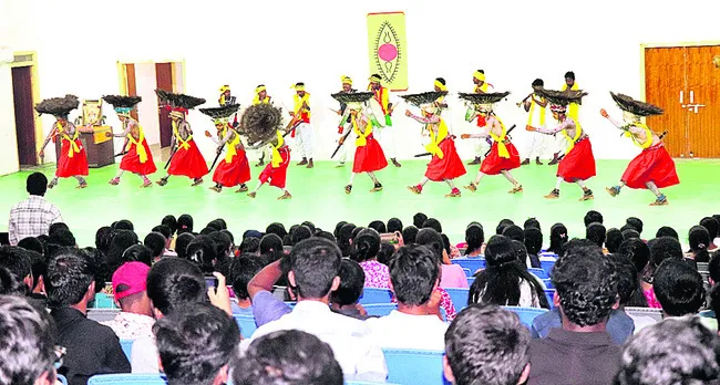 అలరించిన గుస్సాడీ నృత్యం 