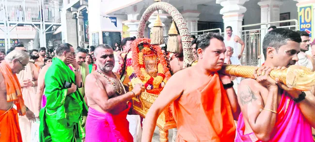 శ్రీమఠంలో భక్తుల సందడి