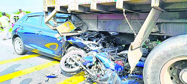 బైక్‌ను ఢీకొట్టి.. లారీ కిందకు దూసుకెళ్లి.. 