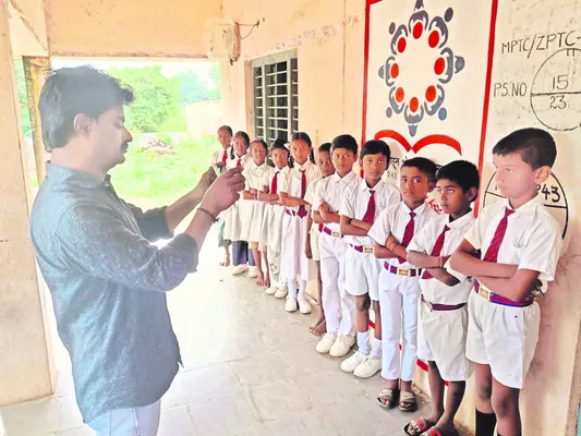 ఠంచన్గా బడికి..