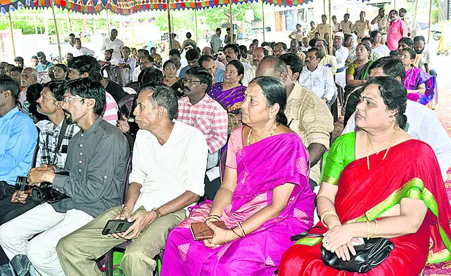●గురజాడ కుటుంబీకులకు అవమానం
