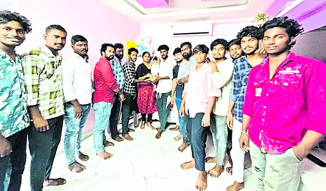 మానవత్వం చాటుకున్న యువకులు