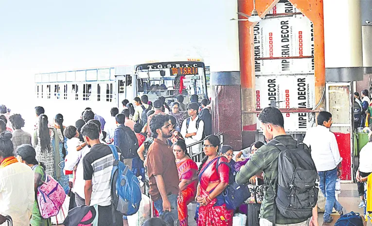 TSRTC’s plan to operate 7,754 special buses for Bathukamma and Dasara 2025