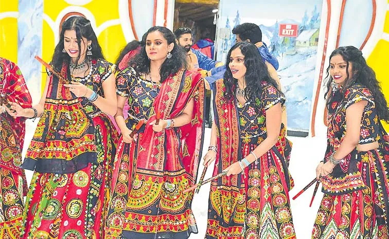 మంచు పొరలపై బతుకమ్మ, దాండియా సంబరాలు