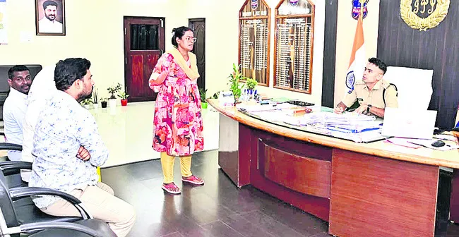 పోలీస్‌ గ్రీవెన్స్‌కు 43 ఫిర్యాదులు
