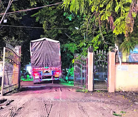 రేషన్‌ బియ్యం లారీ సీజ్‌? 
