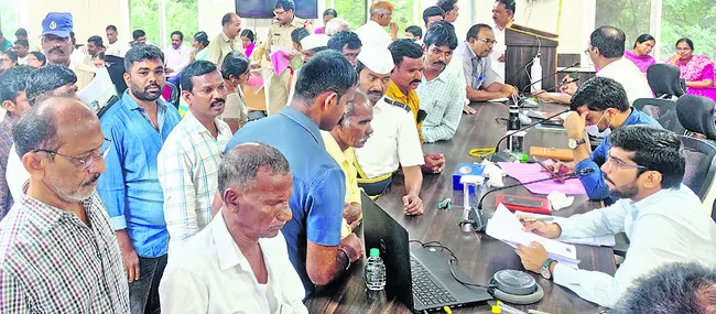 కాళ్లరిగేలా తిరుగుతున్నాం సార్‌ 