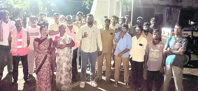 వేతనాల కోసం              మున్సిపల్‌ కార్మికుల నిరసన
