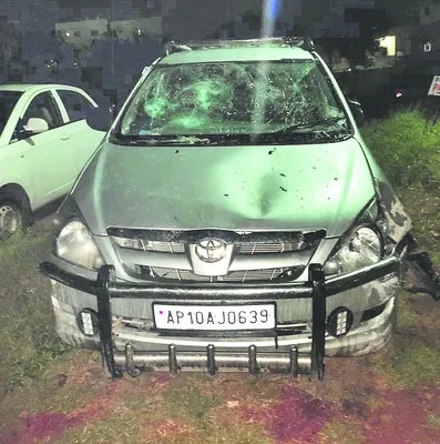 బైక్‌ను ఢీకొట్టి.. ముప్పుతిప్పలు పెట్టి 