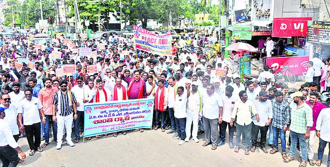 విద్యుత్‌ ఉద్యోగుల ఆందోళన 