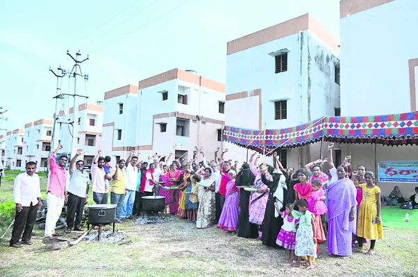 లబ్ధిదారులకు ప్రొసీడింగ్‌ పత్రాలు ఇవ్వాలి