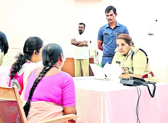 కన్నీటి గాథలు చెప్పి.. సాయం కోరి.. 