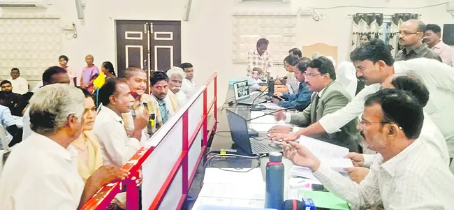 వెల్లువెత్తిన ఫిర్యాదులు 
