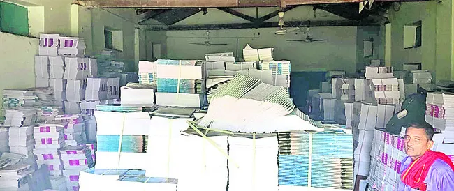 పంపిణీకి సిద్ధంగా ‘దీపిక’ పుస్తకాలు 