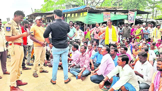 యూరియా కోసం రైతుల రాస్తారోకో