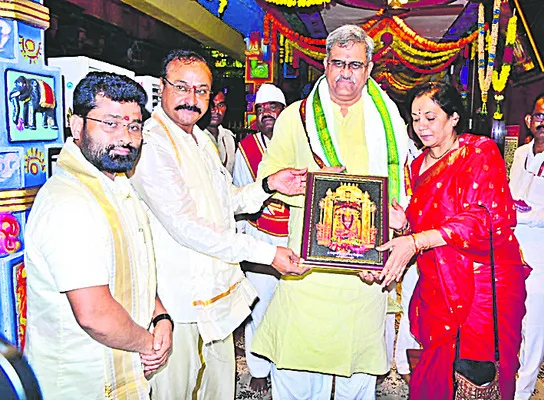 దుర్గమ్మను దర్శించుకున్న జస్టిస్‌ రఘునందన్‌రావు 