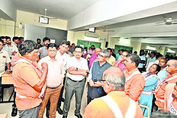 విశాఖ రైల్వేస్టేషన్‌లో జీఎం తనిఖీలు 