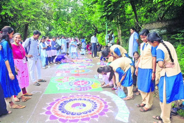 దేశ నిర్మాణంలో యువత భాగస్వాములు కావాలి