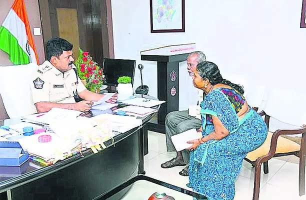 ఎస్పీ చాంబర్లోనే ఫిర్యాదుల స్వీకరణ