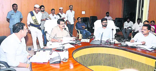 వినతుల పరిష్కారంలో గార్డియన్‌లుగా వ్యవహరించాలి : కలెక్ట