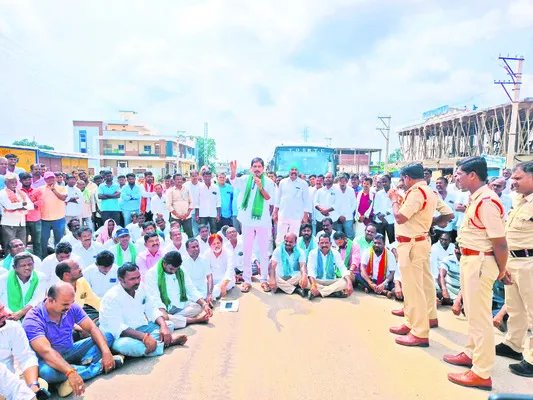 నష్టపోయిన రైతులను ఆదుకోవాలి