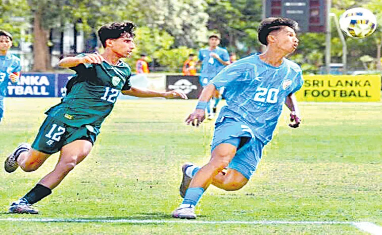 India edge Pakistan to top Group B with nine points