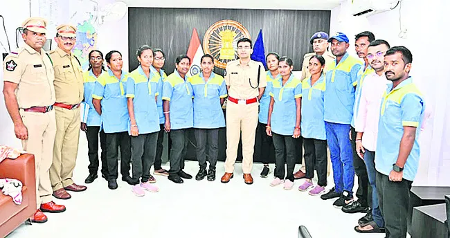 పోలీస్‌ వెల్ఫేర్‌ పెట్రోల్‌ బంక్‌ సిబ్బందికి వేతనాల పెం