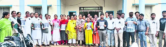 సచివాలయ ఉద్యోగులకు మంత్రి క్షమాపణ చెప్పాలి