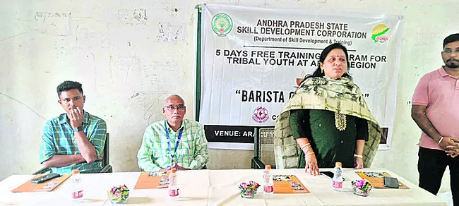 బరిస్టా కాఫీ తయారీపైగిరి యువతకు శిక్షణ
