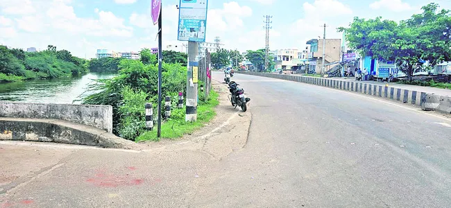 టేకులపల్లి వంతెన వద్ద రక్షణ గోడ