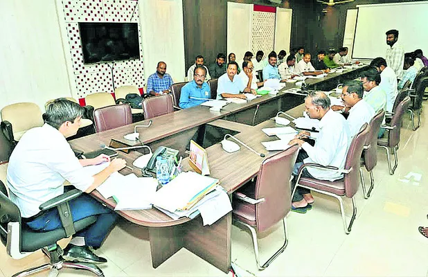 గృహ నిర్మాణాల పురోగతిలో అలసత్వం వద్దు 
