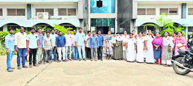 రోడ్డెక్కిన సచివాలయ ఉద్యోగులు 