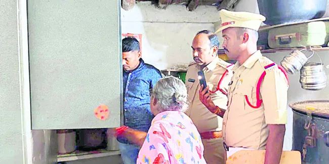 పట్టపగలే చోరీ
