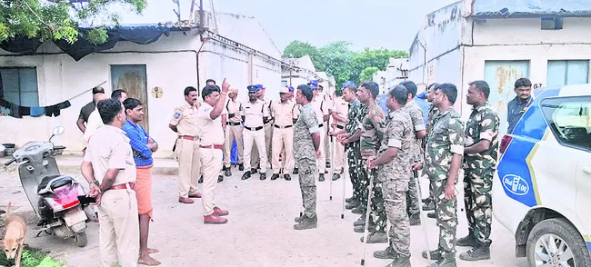 నిందితుల కోసం గాలిస్తున్న పోలీసులు