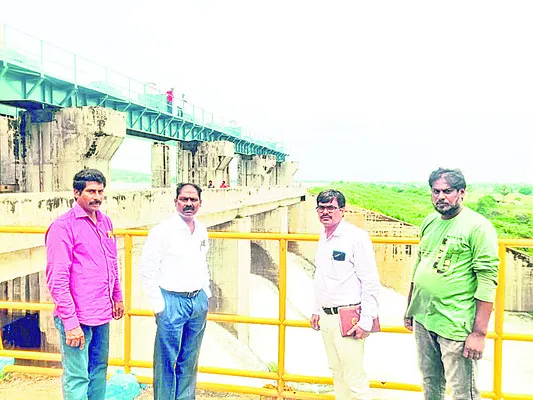 మత్తళ్లు పోస్తున్న చెరువులు
