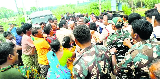 మడకంవారిగూడెంలో ఉద్రిక్తత 
